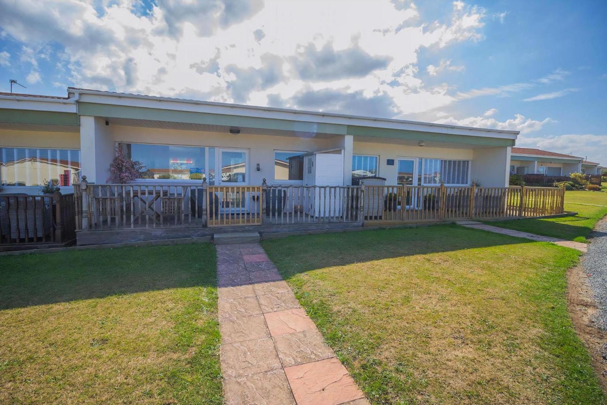 Chalet For Hire At Rainbows End Near A Beautiful Norfolk Beach Ref 31039R Bacton  Zewnętrze zdjęcie